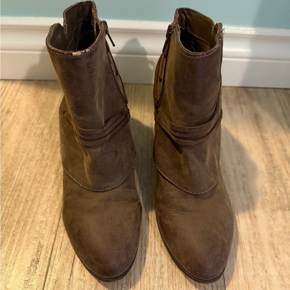 Vintage Fergalicious brown ankle booties size 10
